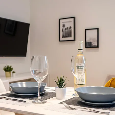 Verdant Haven - 5 Min From The Sea Apartment Ziparion