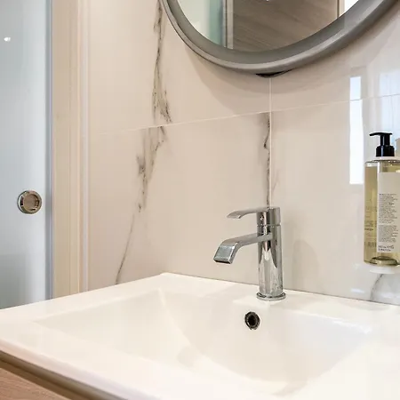 Apartment Verdant Haven - 5 Min From The Sea Ziparion