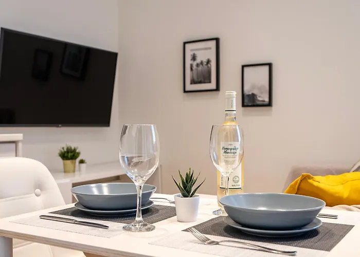 Verdant Haven - 5 Min From The Sea Apartment Ziparion