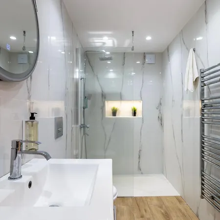 Verdant Haven - 5 Min From The Sea Apartamento *